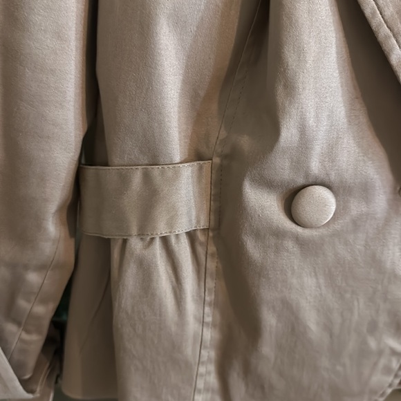 Medium tan Révue blazer with an adjustable belt. - Picture 4 of 6